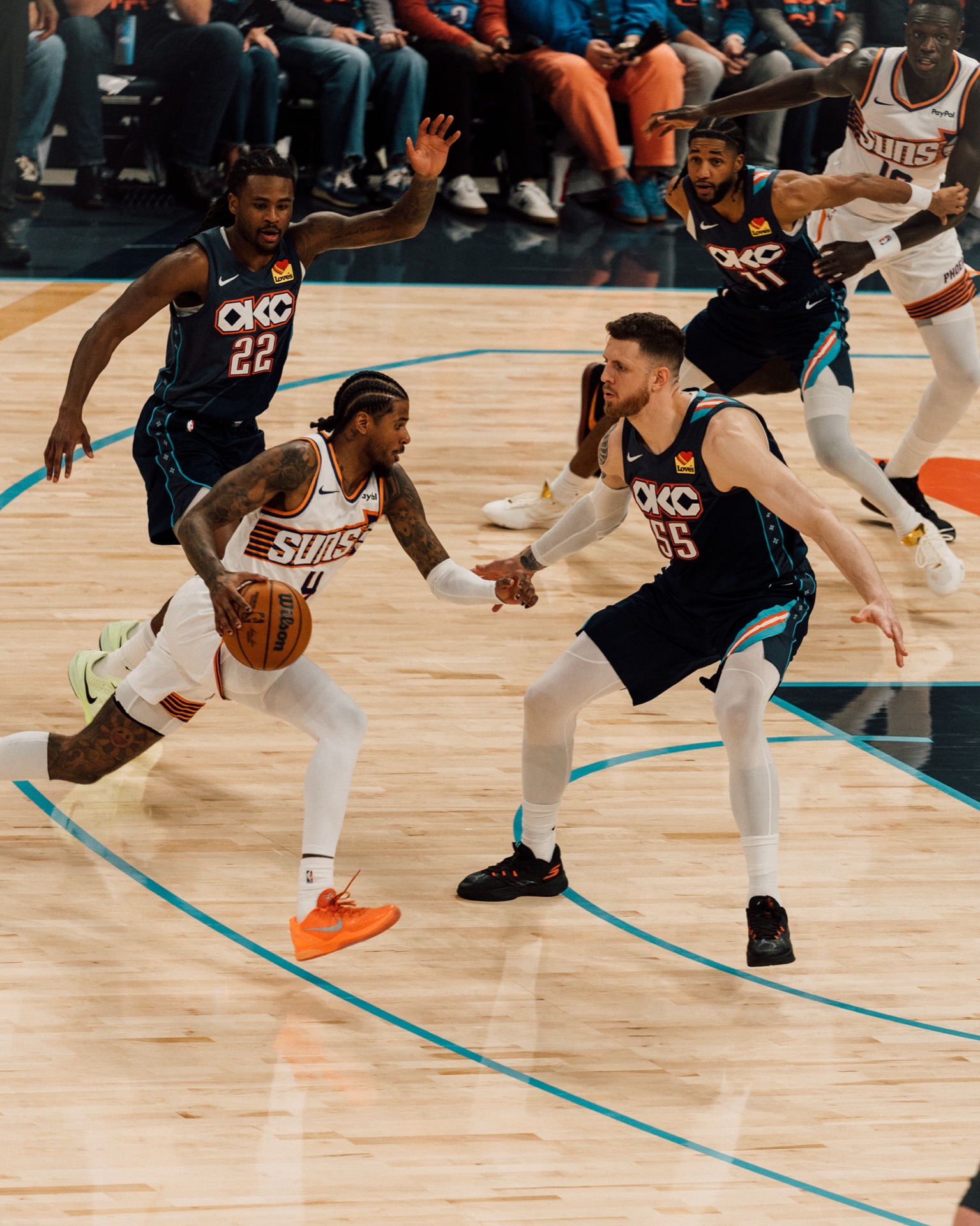 Isaiah Hartenstein defending a Suns ball-handler as teammates close in